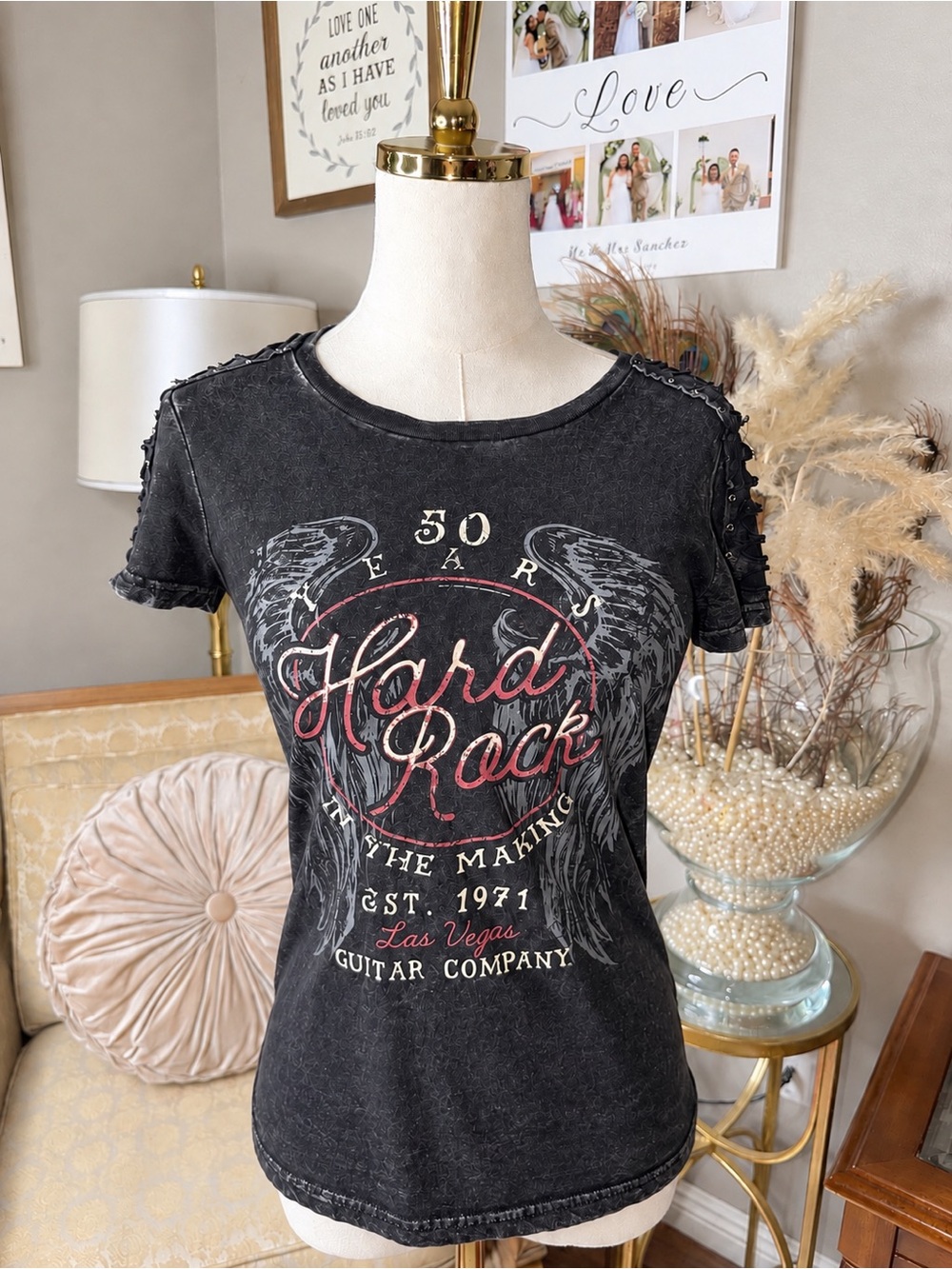 Hard Rock Cafe Black Short-Sleeve Graphic Tee with Red Logo Y2K